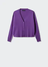 Cardigan de punto fino color violeta, con cuello en V, manga larga y cierre frontal con botones al tono.