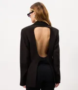 Blazer de sastrería negro de corte oversize, con solapas clásicas, cierre frontal de un botón y bolsillos con solapa.