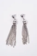 Aros colgantes de estilo cascada compuestos por múltiples cadenas finas de eslabones plateados que cuelgan de una base semiesférica metálica.