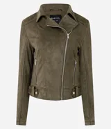 Campera biker de gamuza sintética color verde militar, con cuello de solapa, cierre delantero diagonal y bolsillos con cremallera.