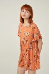 Vestido corto de viscosa con estampado floral en tonos verdes, rojos y blancos. Presenta un diseño holgado con cuello a la base y mangas cortas con volados en los extremos.