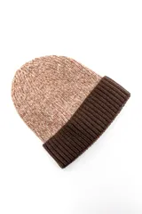 Gorro de lana de punto en color gris melange con vuelta marrón oscuro acanalada.