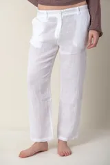 Pantalón de lino negro de corte recto.