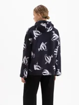 Buzo con capucha de corte holgado, confeccionado en tela de punto color negro con estampado integral de corazones atravesados por flechas en tonos grises y blancos. Presenta cordones ajustables en la capucha y mangas largas.