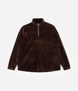 Campera deportiva de plush color marrón, con cuello alto, cierre frontal parcial y mangas largas con puños elásticos. Presenta una textura acanalada y un corte holgado.