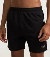 Bermuda deportiva masculina gris con cintura elástica, bolsillos laterales y cordón de ajuste.