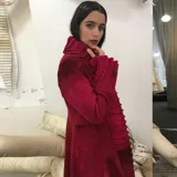 Tapado rojo de lana merino afieltrada, con cuello plisado y guarda tejida en el cuello y ruedo.