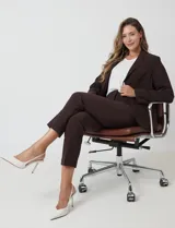 Blazer sastrero entallado color beige, con cuello de solapa, cierre frontal con un botón a tono y hombreras estructuradas. Presenta bolsillos laterales con solapa y forro interno.