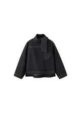 Blusa negra de algodón con cuello alto y solapa posterior tipo capa, de manga larga amplia y costuras a contratono.