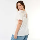 Camiseta blanca de punto crepé con escote en V y detalles de inserciones de macramé en los hombros, de manga corta y corte holgado.