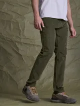 Pantalón de pana color verde oliva, de corte recto y diseño clásico con cierre frontal.