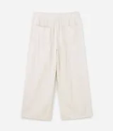 Pantalón de sarga color beige, modelo pantacourt (largo a media pantorrilla) con elástico y amarre en la cintura.