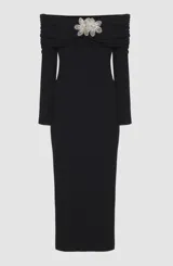 Vestido midi negro de hombros descubiertos, confeccionado en punto con forro, canesú drapeado en el escote y detalle de apliques florales tridimensionales con brillos en el frente. Tiene mangas largas y corte ajustado.