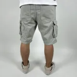 Bermuda de jean color gris claro con bolsillos cargo laterales.
