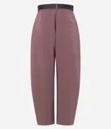 Pantalón de sastrería corte barrel, color bordó, con cintura alta, pinzas frontales, piernas anchas y pasadores para cinturón. Incluye cinturón de poliuretano a juego.