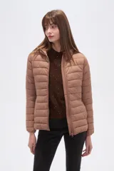 Campera puffer negra de nylon, con cierre frontal y cuello alto.