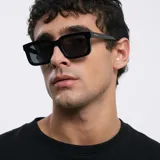 Lentes de sol cuadrados negros con ángulos redondeados. Lentes polarizadas alemanas con protección UV400, recubrimiento anti-scratch y superhydrophobic.