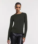 Suéter de punto color rosado, con cuello barco, mangas largas y puños con botones decorativos. El dobladillo también es acanalado.