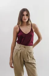 Musculosa de tela elastizada con escote en V y breteles finos regulables. Diseño versátil que puede utilizarse como prenda interior o exterior.