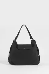 Cartera hobo convertible en mochila de color negro, confeccionada en poliéster con diseño versátil y práctico para uso diario.