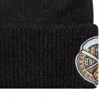 Gorro tipo beanie de lana tejido en color negro, con el logo de los New York Yankees bordado en el frente y logo de New Era en el lateral.