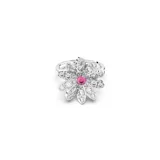 Anillo plateado con forma de flor, adornado con piedras brillantes transparentes y una piedra rosa en el centro.