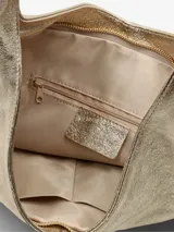 Cartera tipo saco de cuero suave, de diseño amplio y relajado, con asa para llevar al hombro, tiras anudadas a los lados y cierre.