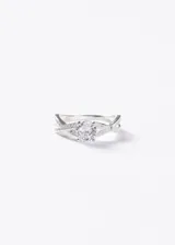 Anillo de plata 925 con diseño entrelazado decorado con microzirconias incrustadas y una piedra zirconia central de corte redondo.