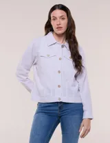 Camperita de lino liviana, marca Dash, con estampado botánico de hojas en tonos azules, verdes y tostados sobre base blanca. Presenta cierre frontal con botones, cuello clásico y bolsillos aplicados en el pecho.