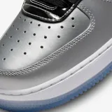 Championes Nike Air Force 1 07 Se de corte bajo, con capellada de cuero sintético blanco, entresuela plateada y suela translúcida. Presenta detalles en negro en el interior del cuello y lengüeta.
