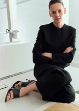 Pantalón de vestir negro de corte recto y tiro alto, con diseño sastre y perneras amplias.
