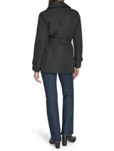 Campera corta tipo trench de Tommy Hilfiger, color negro, con diseño cruzado de doble botonadura, cuello con solapa, cinturón ajustable en la cintura, bolsillos laterales y puños ajustables.
