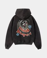 Canguro con capucha de corte regular, confeccionado en tejido con efecto stone wash. Presenta un estampado gráfico en la espalda que representa un tero con estilo urbano y letras decorativas. Cuenta con puños y cintura acanalados.