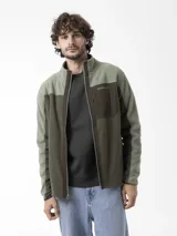 Campera polar Merrell bicolor en tonos verde militar y marrón, con cierre frontal completo, cuello alto y bolsillo en el pecho con cierre.