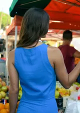 Top de lino color azul, con escote cerrado y corte recto.