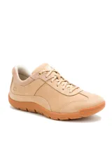 Sneakers Caterpillar modelo Versy Lo, color marrón claro, confeccionados en cuero nobuk con detalles de gamuza, suela de goma y cordones al tono.