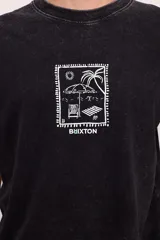 Remera color marrón con estampa en la espalda de una escena de playa.