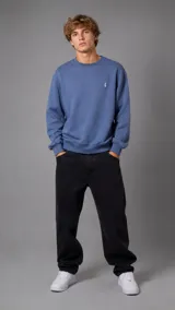Buzo azul de cuello redondo y mangas largas con puños elásticos, confeccionado en tejido cómodo y suave. Presenta un pequeño bordado distintivo en el pecho.