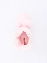 Pantuflas tipo bota de tela peluda color rosa, con detalle de moño y pompones.