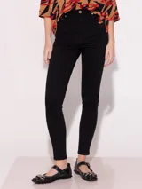 Jean chupín negro de tiro medio confeccionado en denim de algodón elastizado.