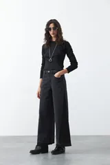 Remera de manga larga color blanco, de calce entallado, con cuello redondo a la base y costuras verticales decorativas que estilizan la silueta.