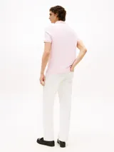 Chomba Tommy Hilfiger rosa de algodón con cuello clásico, tapeta de dos botones y logo bordado en el pecho. Corte regular.