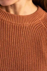 Sweater de punto de algodón con diseño oversize, cuello redondo y mangas largas. Presenta un detalle de costura lateral en color contrastante.