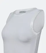 Top sin mangas color rosa claro, de corte ajustado, con cuello redondo y ribete de satén en el cuello y las sisas.