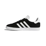 Championes Adidas Gazelle de hombre, color negro con las tres tiras laterales blancas y detalles dorados. Confeccionados en nobuk con forro textil y suela de goma.