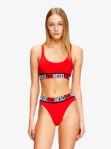 Top sujetador deportivo Diesel de color rojo, confeccionado en algodón elástico, con escote redondo y banda elástica ancha en la base con logotipos de la marca.