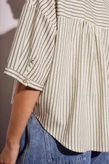 Camisa oversize a rayas verticales color verde y blanco, con mangas cortas y botones nacarados.