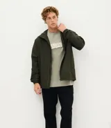 Pantalón chino de corte recto confeccionado en sarga de algodón con un toque de elastano. Presenta cierre frontal con botón y cremallera, bolsillos laterales funcionales y bolsillos traseros. Diseño de estilo sastrero versátil para looks casuales o formales.