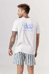 Remera blanca de manga corta con cuello redondo y un pequeño estampado azul en el pecho.