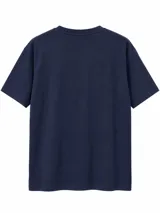 Remera de manga corta color gris con cuello redondo y estampado tipográfico negro en el pecho de la marca Grego.